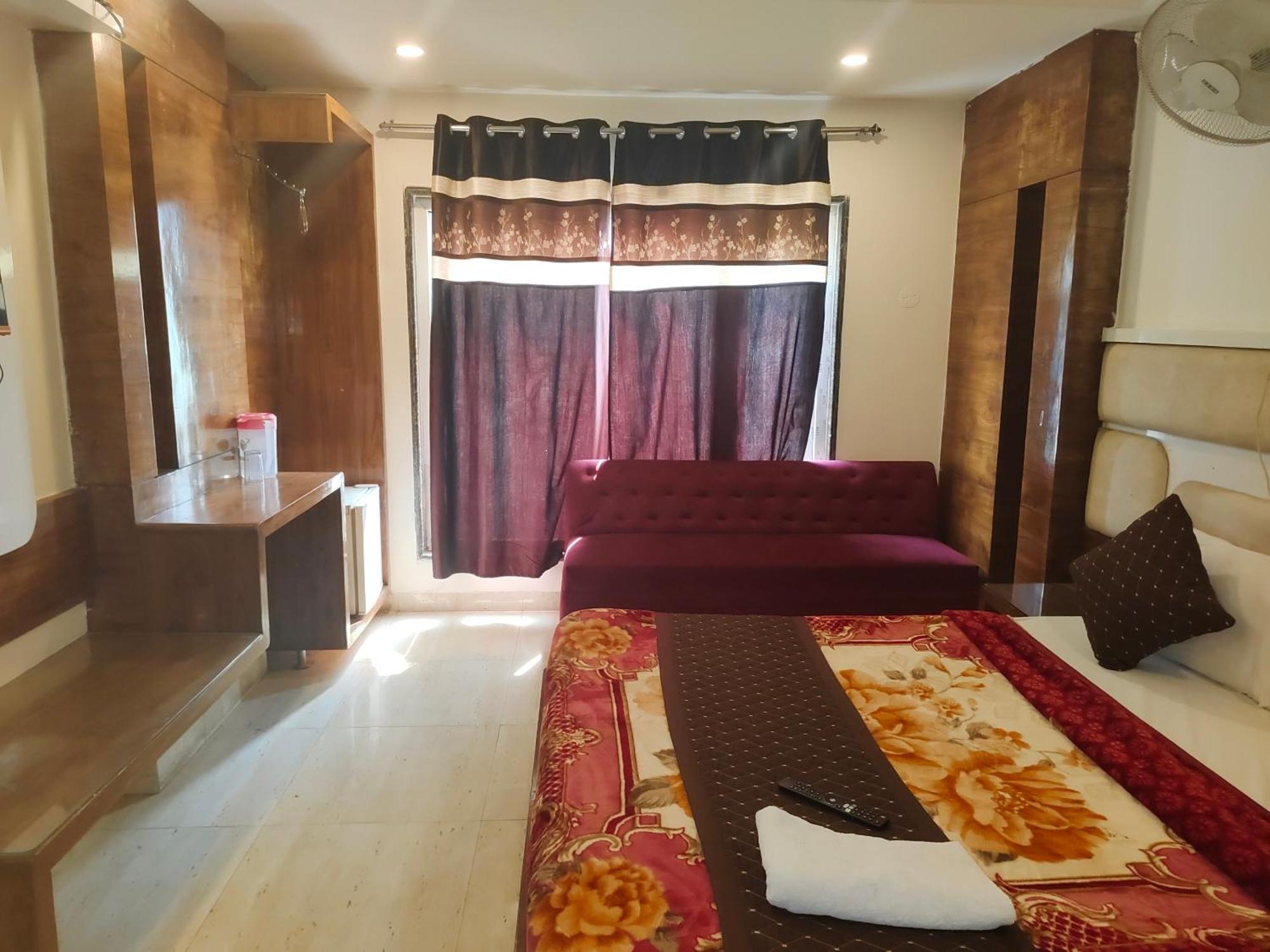 Group Of Cashew - - Nearest Metro Station 4*