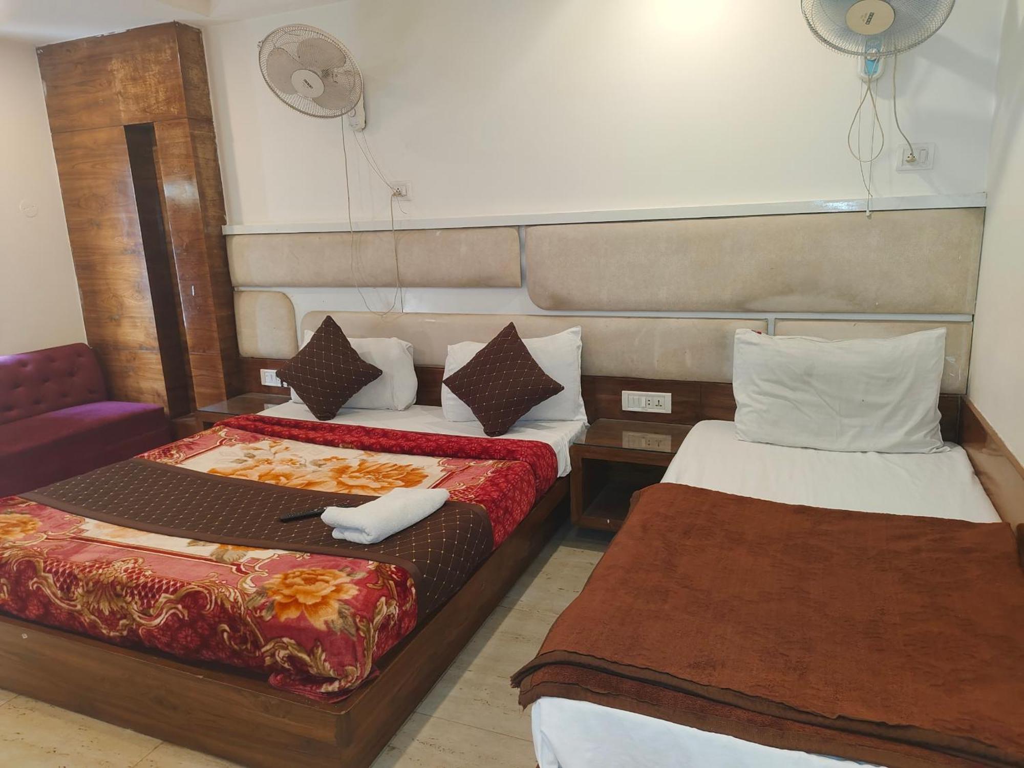 Group Of Cashew - - Nearest Metro Station Hotel