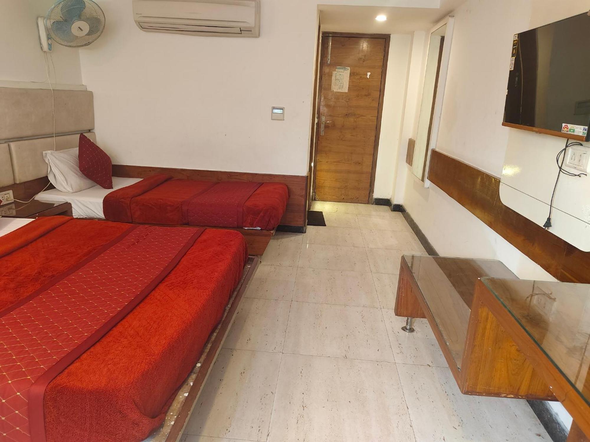 Group Of Cashew - - Nearest Metro Station Hotel 4*