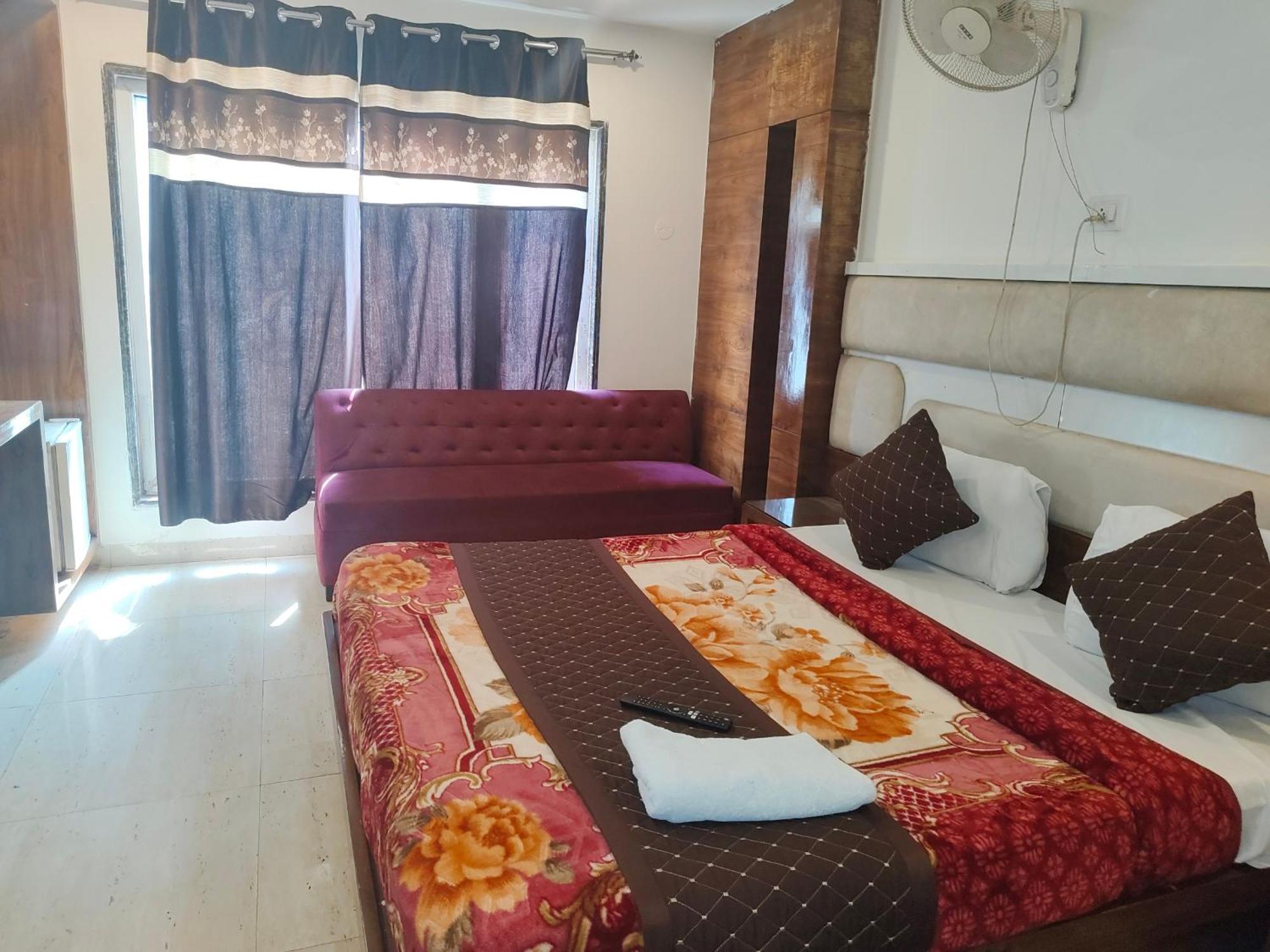 Hotel Group Of Cashew - - Nearest Metro Station 4*