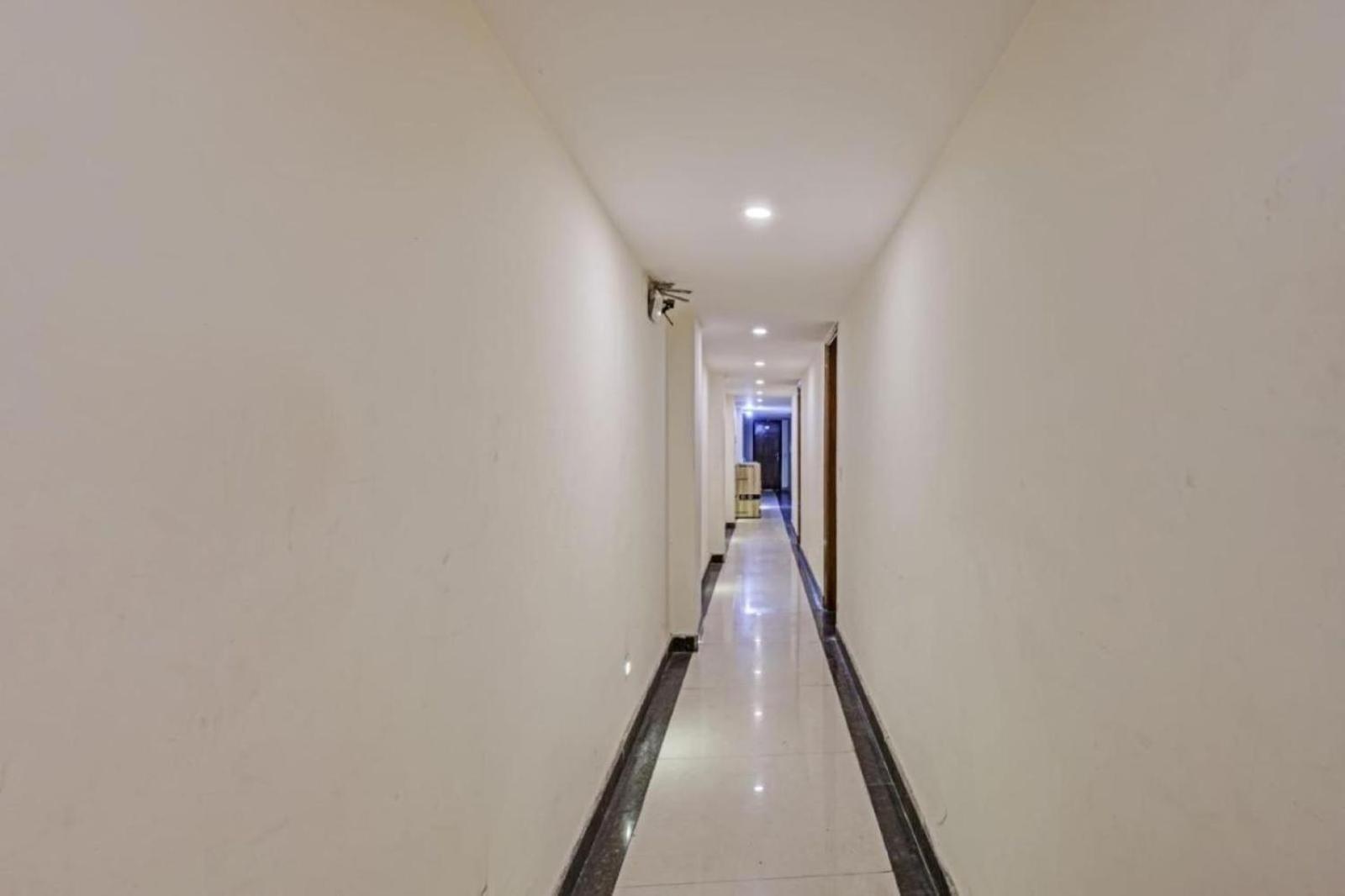 Group Of Cashew - - Nearest Metro Station Hotel 4*