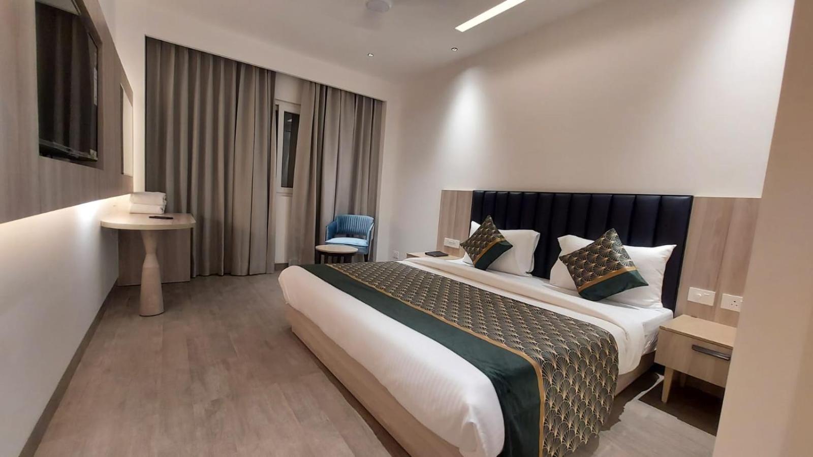 Group Of Cashew - - Nearest Metro Station Hotel 4*