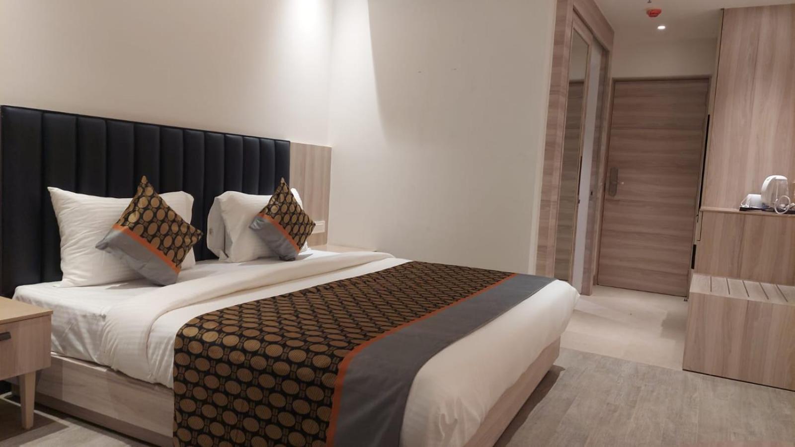 Group Of Cashew - - Nearest Metro Station 4* New Delhi